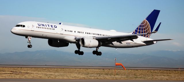 Boeing 757-200 (N12125) - Landing on 16L.