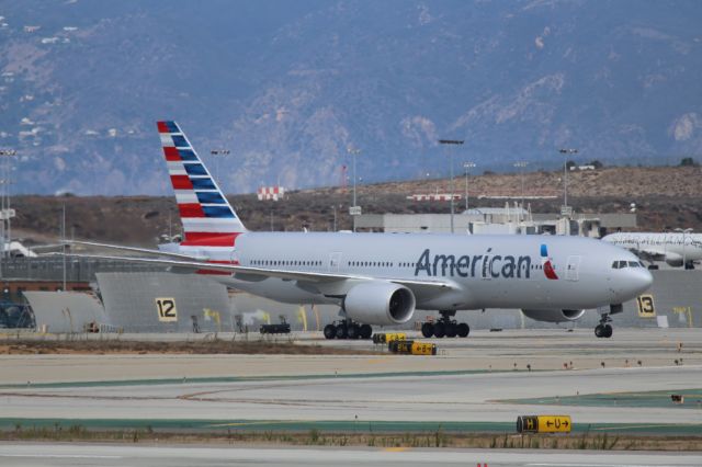 Boeing 777-200 —