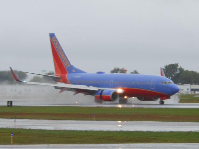 Boeing 737-700 (N728SW)