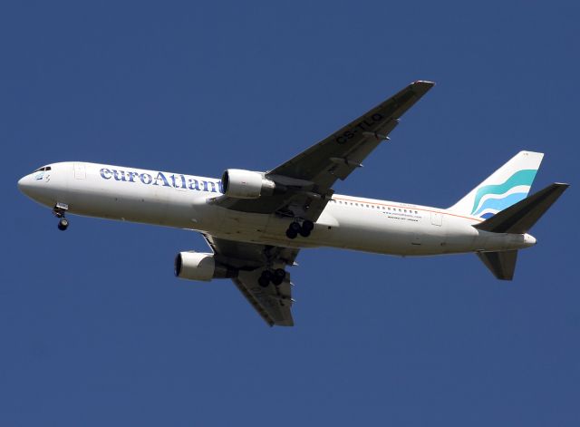 BOEING 767-300 (CS-TLQ)