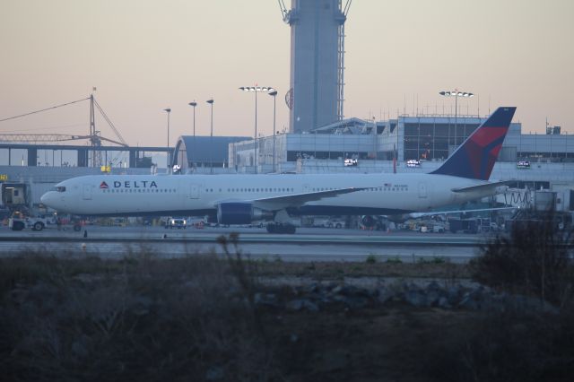 BOEING 767-400 (N834MH)