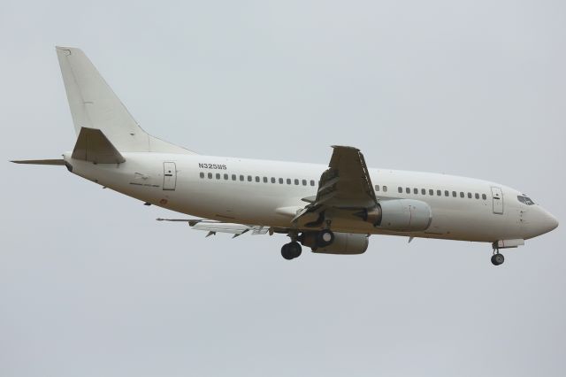 BOEING 737-300 (N325MS)