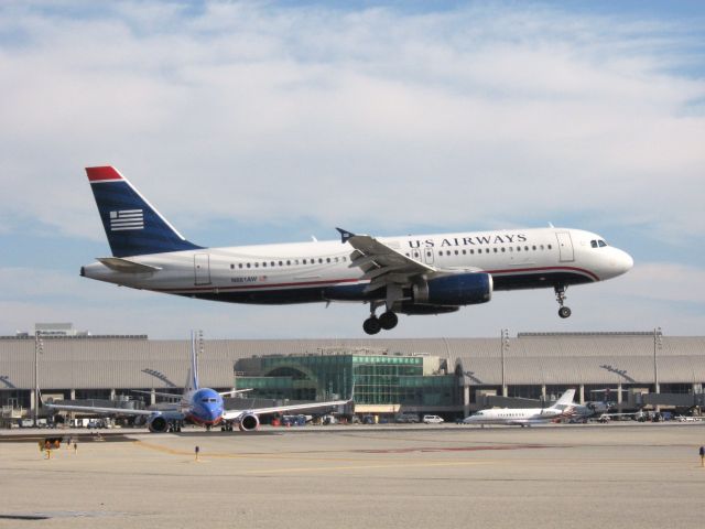 Airbus A320 (N661AW) - Landing on RWY 19R