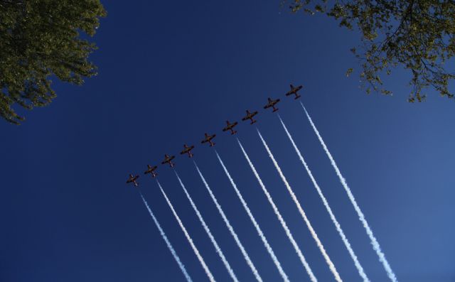 — — - Snowbirds flying in formation (Toronto, 2012)