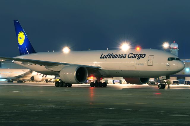 Boeing 777-200 (D-ALFB)