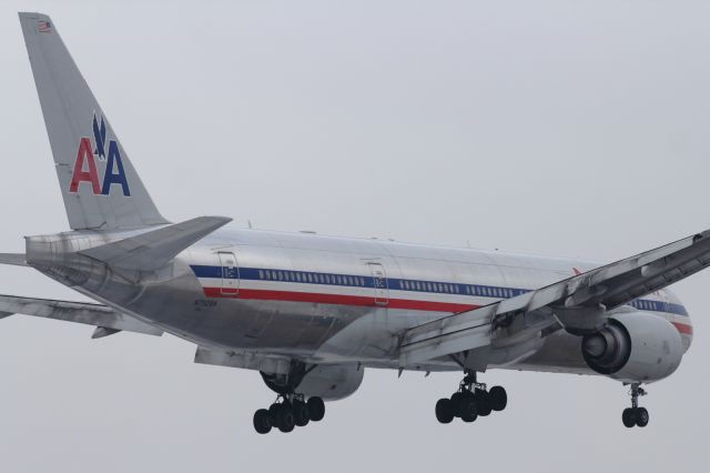 Boeing 777-200 (N752AN) - Landing on runway 09L at LHR.