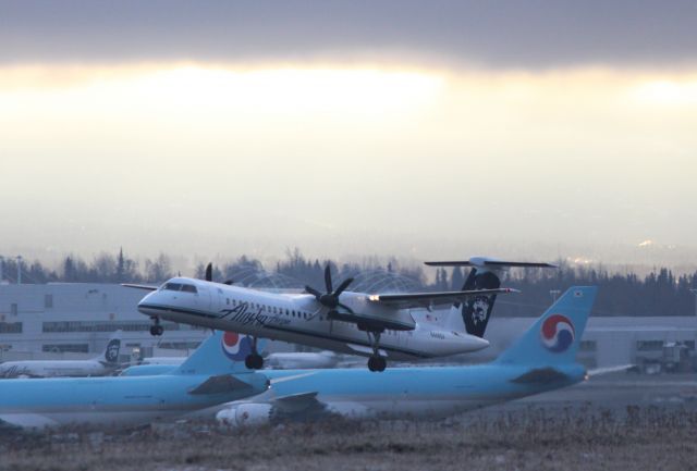 de Havilland Dash 8-400 (N449QX)