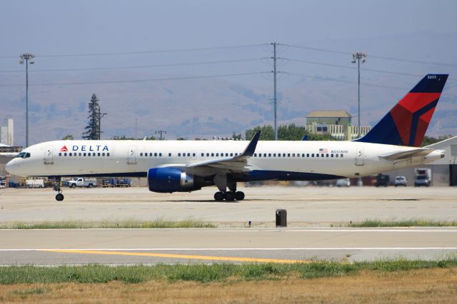 Boeing 757-200 (N555NW)