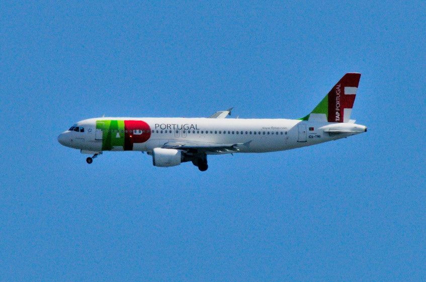 Airbus A320 (CS-TNI) - 2009 - Lowering gear for approach