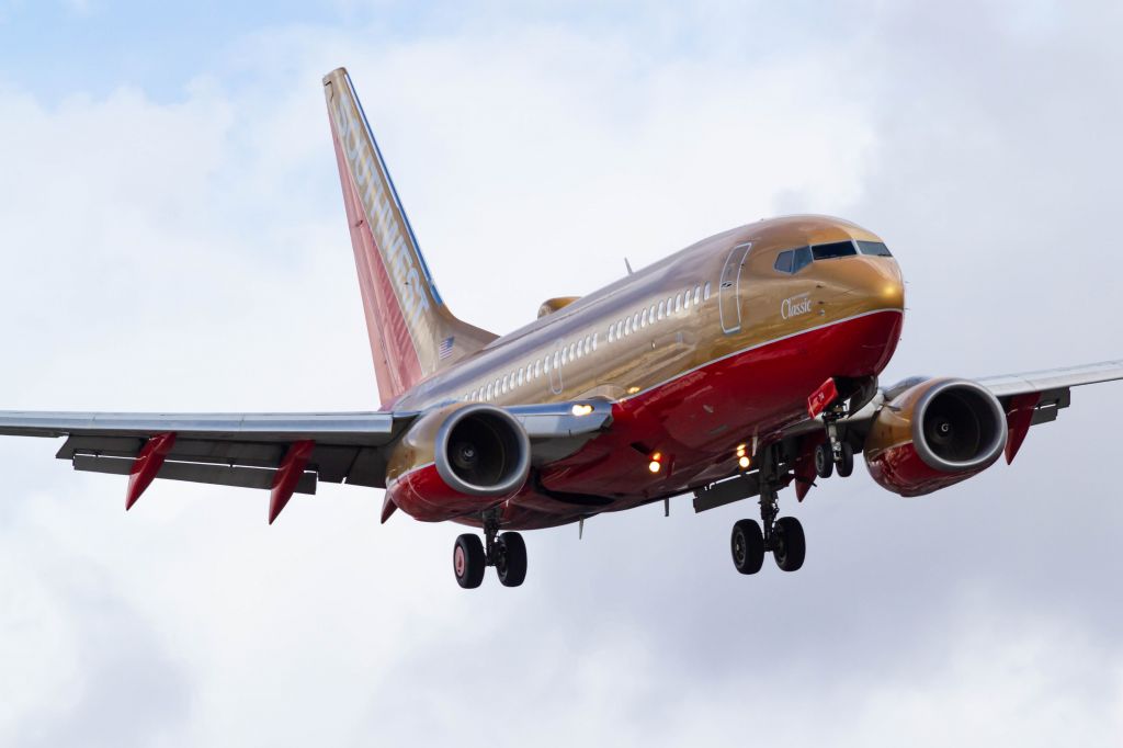 Boeing 737-700 (N714CB)