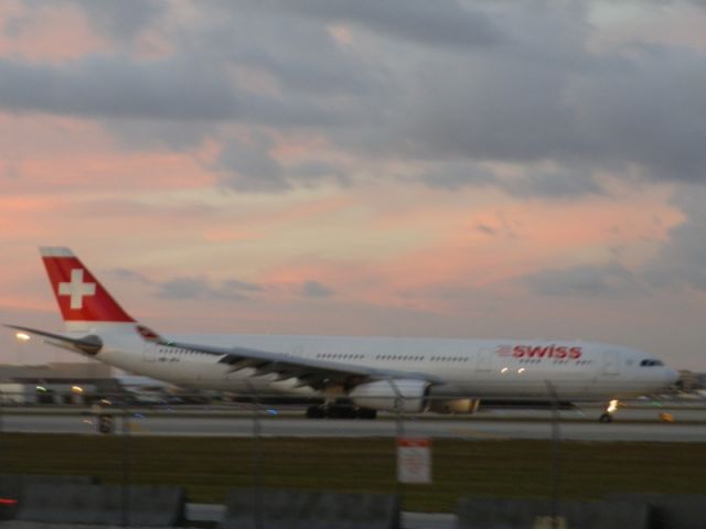 Airbus A330-300 (HB-JHJ)