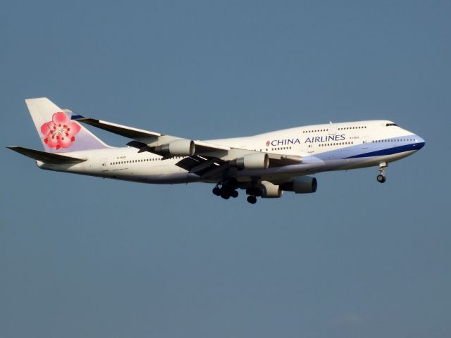 Boeing 747-400 (B-18203)