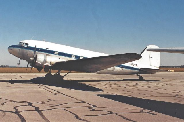 Douglas DC-3 (N142JR)