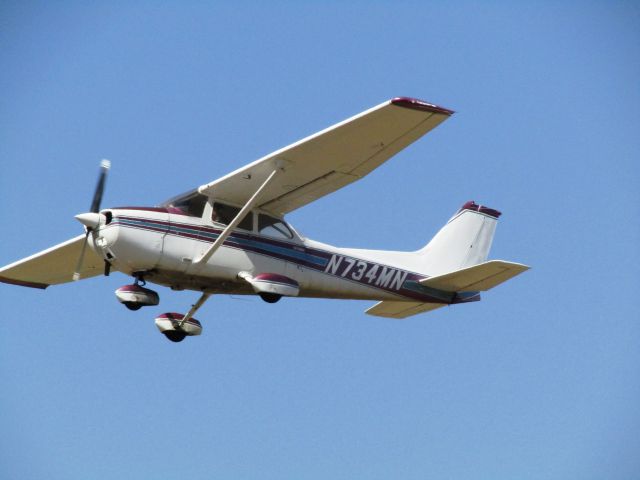 Cessna Skyhawk (N734MN) - Taking off RWY 26L