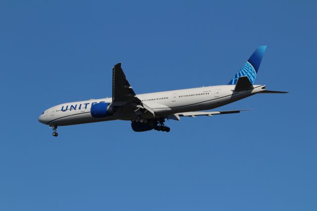 BOEING 777-300ER (N2749U)