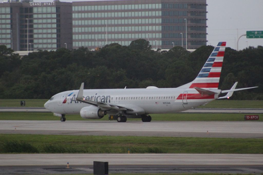 Boeing 737-800 (N953AN)