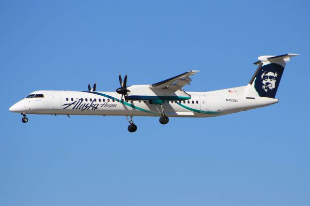 de Havilland Dash 8-400 (N452QX)