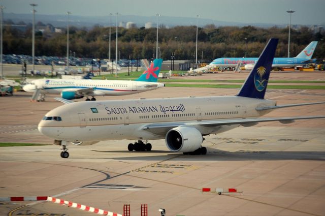 Boeing 777-200 (HZ-AKI) - TAXING OUT