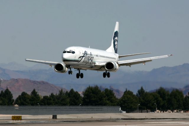 BOEING 737-400 (N772AS) - KLAS - Alaska 737-4 landing 25L at Vegas April 15th, 2005.