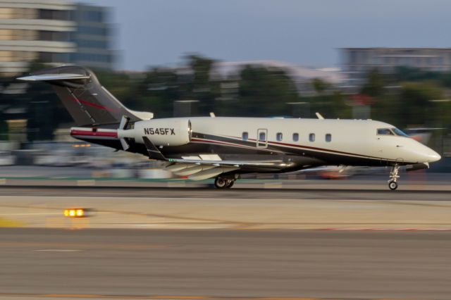 Bombardier Challenger 300 (N545FX)