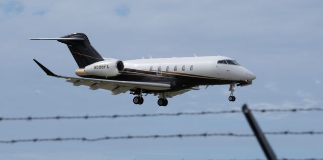 Bombardier Challenger 300 (N589FX) - Landing runway 5