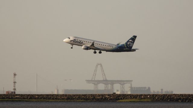 Embraer 175 (N400SY)