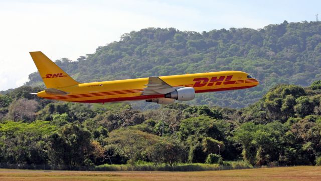 Boeing 757-200 (HP-1910DAE) - Flyby