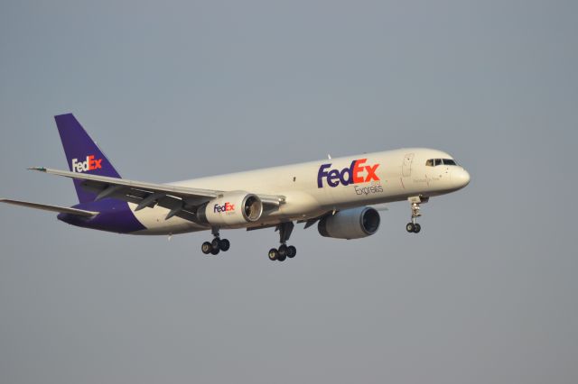Boeing 757-200 (N940FD) - N940FD (FDX735) on final