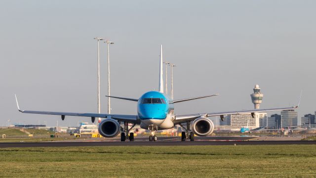 Embraer ERJ-190 (PH-EZT)