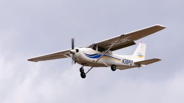 Cessna Skyhawk (N38PD)