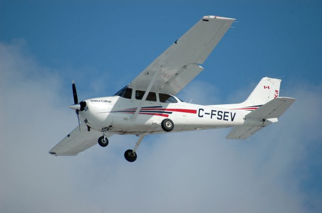 Cessna Skyhawk (C-FSEV) - 2011 Cessna 172S Skyhawk (C-FSEV/172S-11092) on final approach on February 6, 2021