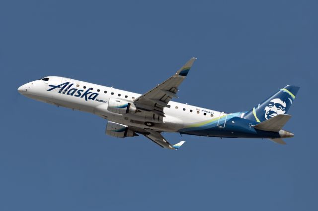 Embraer 175 (N403SY)