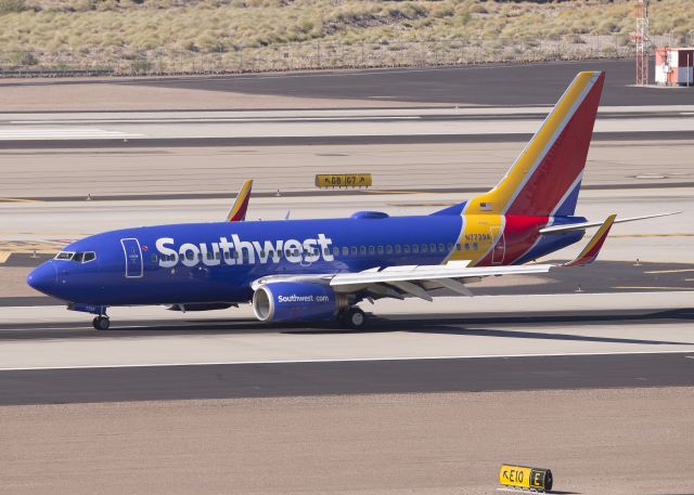 Boeing 737-700 (N7729A)