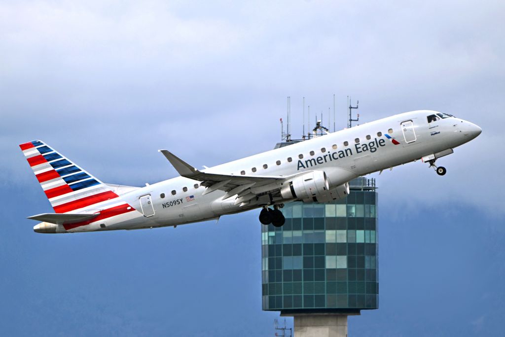 Embraer 175 (N509SY)