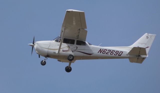 Cessna Skyhawk (N6269Q) - On final is this 2008 Cessna 172S Skyhawk SP in the Spring of 2019.
