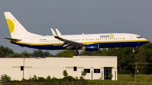 Boeing 737-800 (N496MC)