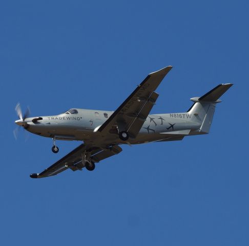 Pilatus PC-12 (N816TW) - Tradewind 816 landing at 1B1 after a flight from BED. Nice warm spring day. 4/13/2022