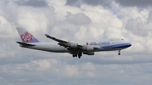 Boeing 747-400 (B-18711) - Coming in for a landing, as seen from Founder's Plaza.