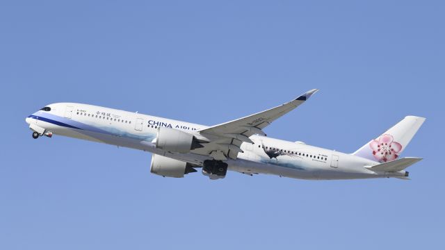 Airbus A350-900 (B-18901) - Departing LAX on 25R