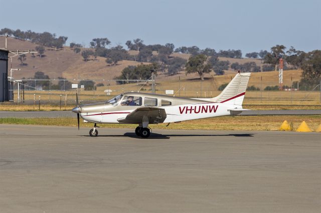 Piper Cherokee (VH-UNW) - Piper PA-28-161 Cherokee Warrior II (VH-UNW) taxiing at Wagga Wagga Airport