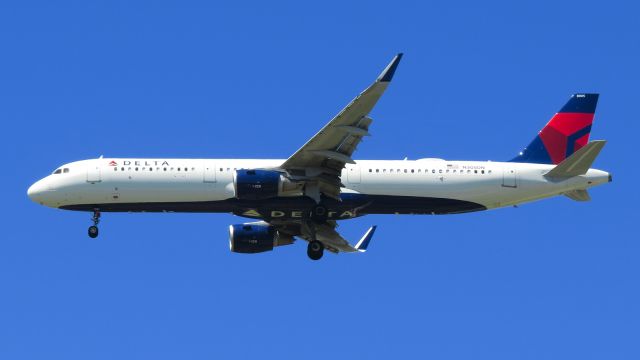 Airbus A321 (N305DN)