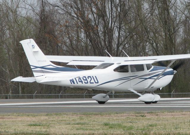 Cessna Skylane (N1492U) - Turning onto runway 14 at the Shreveport Downtown airport.