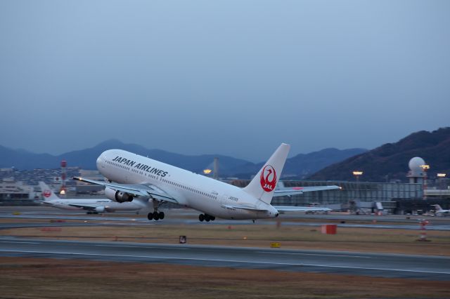 BOEING 767-300 (JA8365)