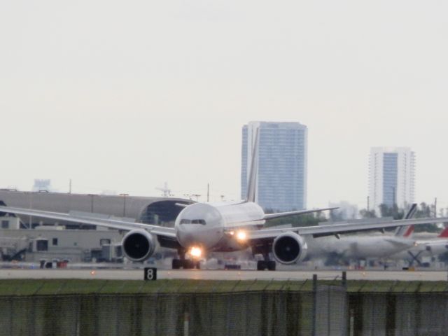 BOEING 777-200LR (N778LA) - Wind change"Landing into the West!"