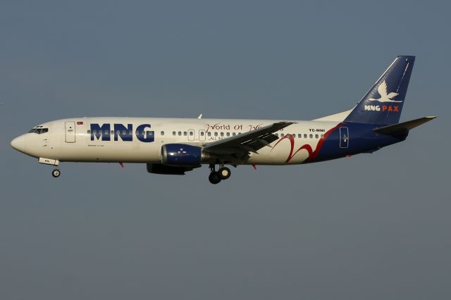 BOEING 737-400 (TC-MNI)