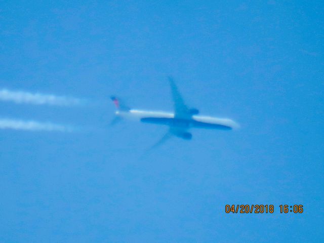 BOEING 767-400 (N826MH)