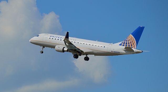 Embraer 170/175 (N88326) - United E175 blasting off KBDLs Runway 33