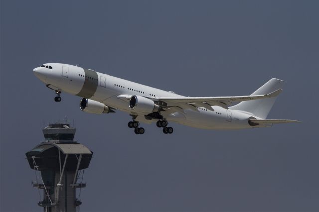 Airbus A330-200 (A7-HHM)