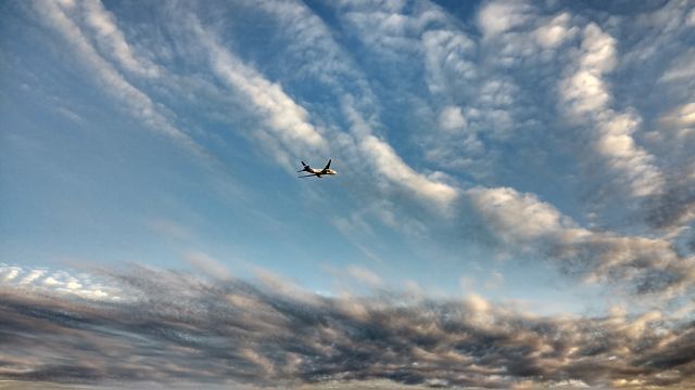 Boeing 777-200 (N850FD) - July 9th approx. 6 am,  I took 7 pictures in a row. I cant explain why the halo around the plane.