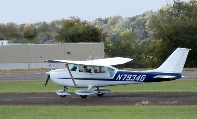 Cessna Skyhawk (N7934G) - Taxiing for departure is this 1970 Cessna Skyhawk 172L in the Autumn of 2020.